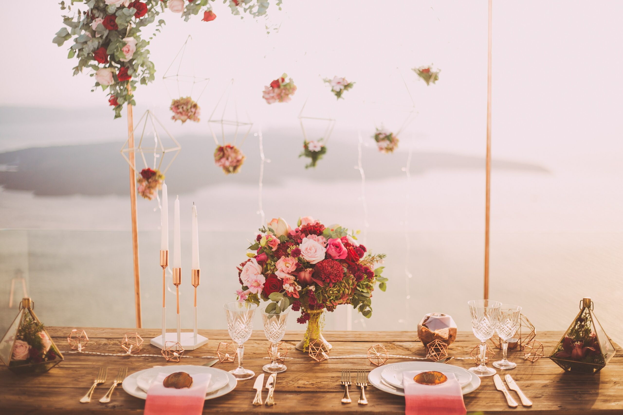 מוכרת פרחים מוכשרת בעיצוב מרכז עוצר נשימה לקבלת פנים בחתונה